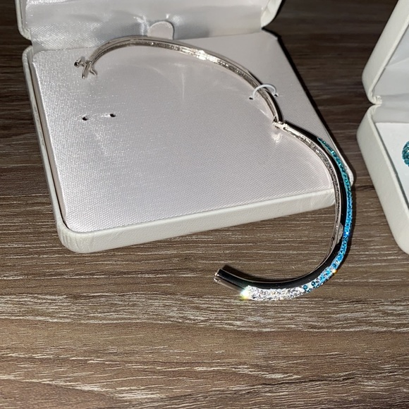 Earring And Bracelet Set - Picture 4 of 5